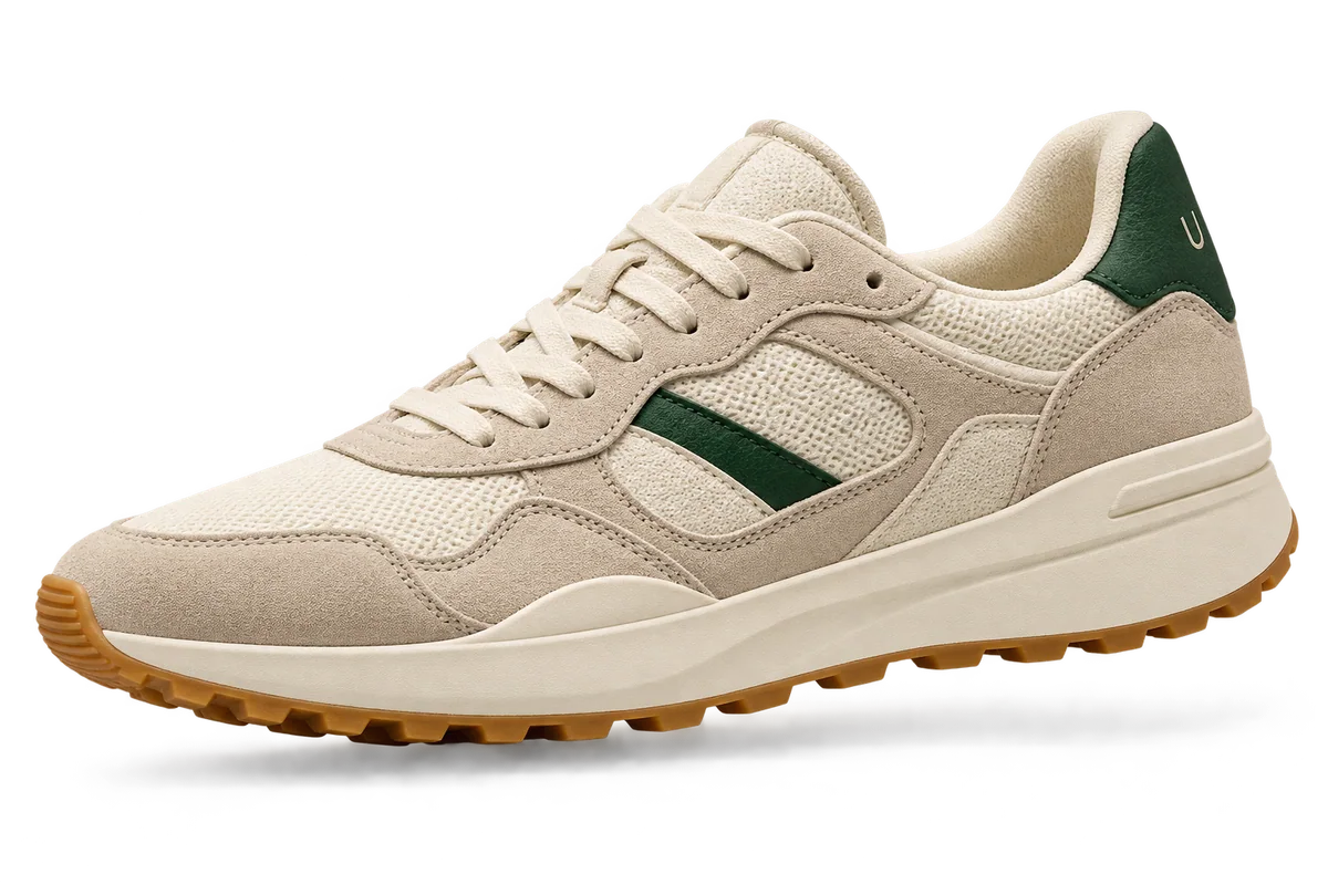 Origen 01: sneaker marfil de malla y gamuza, con acentos verde bosque y suela caramelo